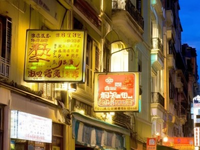 澳门酒店房价中等偏下，适合预算有限的游客。以下是一些性价比高的酒店推荐，